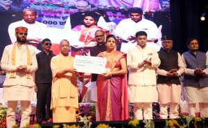 मुख्यमंत्री योगी आदित्यनाथ ने वितरित किए प्रतीकात्मक चेक, अनुदेशकों को मिला सीधा लाभ, होलिस्टिक रिपोर्ट कार्ड’ का हुआ विमोचन