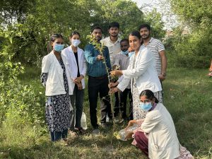 पर्यावरण संरक्षण की अनूठी मिसाल: ‘लेट सुषमा देवी फाउंडेशन’ ने मुहिम के तहत रोपे 2000 पौधे