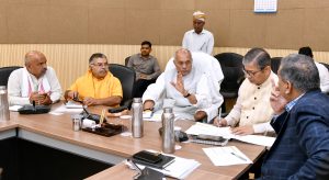 गोबर आधारित कम्पोस्ट व बायोगैस को बढ़ावा दे रही है योगी सरकार गौशालाओं को बनाएं आत्मनिर्भर उत्पादन केंद्र – पशुपालन मंत्री धर्मपाल सिंह जैविक खेती को बल देने, गोबर खाद से मिट्टी की उर्वरता बढ़ाने पर जोर प्रदेशभर में सफल बायोगैस मॉडलों के विस्तार की तैयारी,